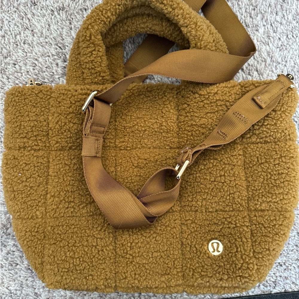 Lulu crossbody fleece tote